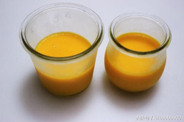 芒果双色布丁,倒入杯子,放冰箱冷冻15分钟左右。