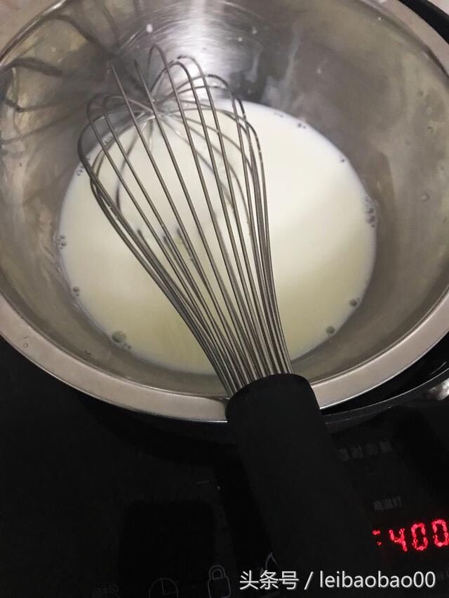 芒果双色布丁,再取5克吉利丁冷水泡软,200克牛奶,15克细砂糖,20克淡奶油隔水加热搅拌,加入沥干水分的吉利丁搅拌至融化,离火放凉。
