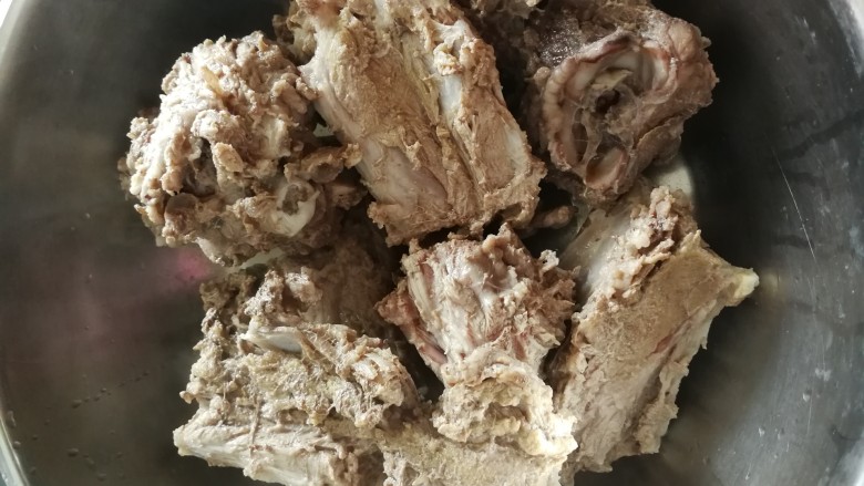 羊蝎子,羊脊骨焯水,凉水下锅水开捞出