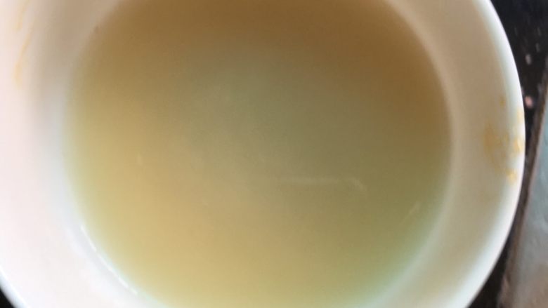 宫保鸡丁,再用水调点淀粉勾芡,很多人这个粉都是放在上面那个酱汁一起下锅,我发现那样菜更没入味,要是多炒又会糊,所以我分开放,前面酱汁先炒入味,再加上这个勾芡更好!