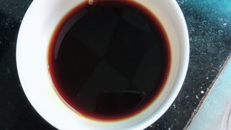 宫保鸡丁,用糖2汤匙醋1汤匙盐一点生抽大半匙老抽大半匙,加2汤匙清水调一碗汁备用