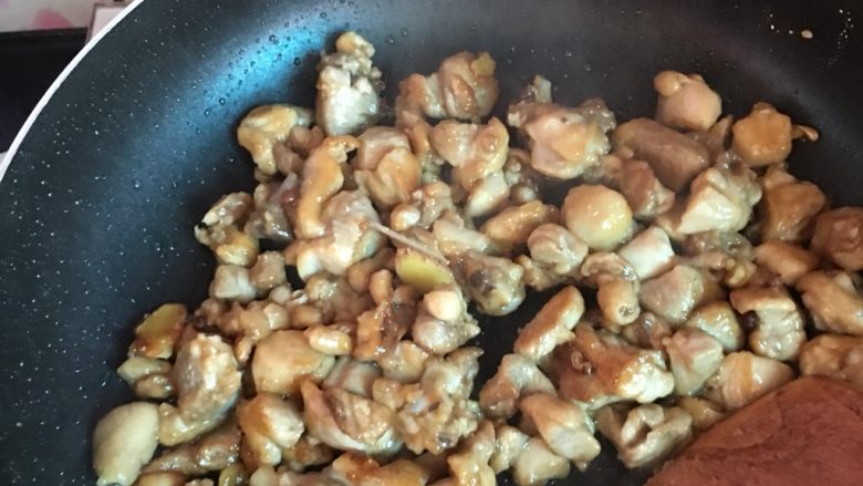 宫保鸡丁,放入鸡丁炒