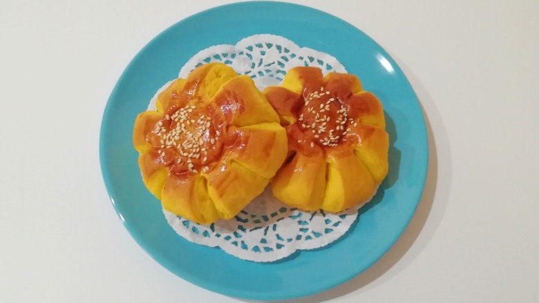 南瓜肉松花朵包,香喷喷的南瓜肉松花朵面包出炉啦!