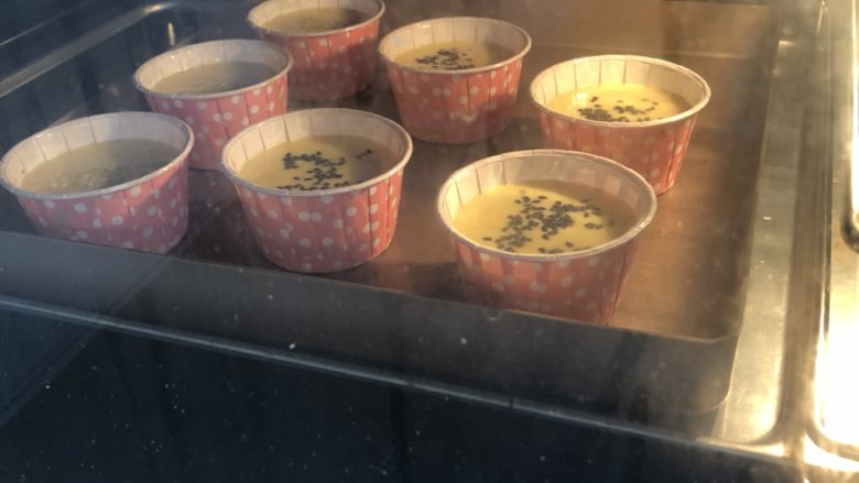 无水蜂蜜小蛋糕,放入提前预热好的烤箱,170度烤18分钟。注意观察上色情况,表面金黄即可出炉。每个人的烤箱不一样,时间与温度仅做参考