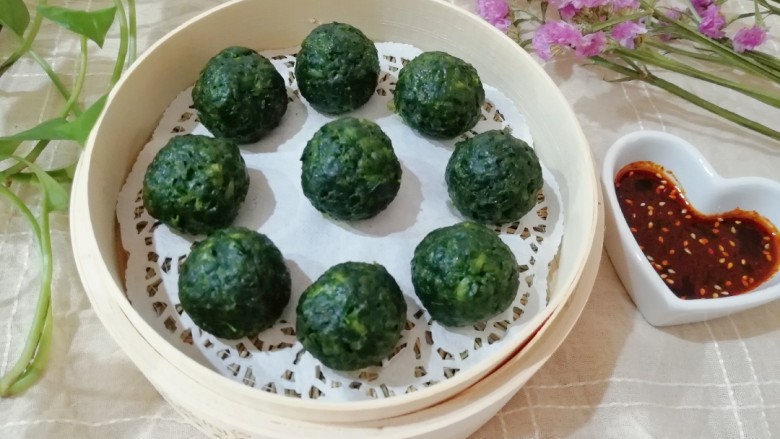苜蓿菜菜团,做好的菜团取出,根据自己的口味调个蘸汁就可以开吃啦!