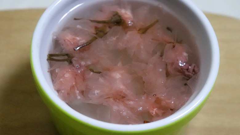 樱花芝士慕斯,<a style='color:red;display:inline-block;' href='/shicai/ 45458'>盐渍樱花</a>在清水中脱盐,用热水冲泡。