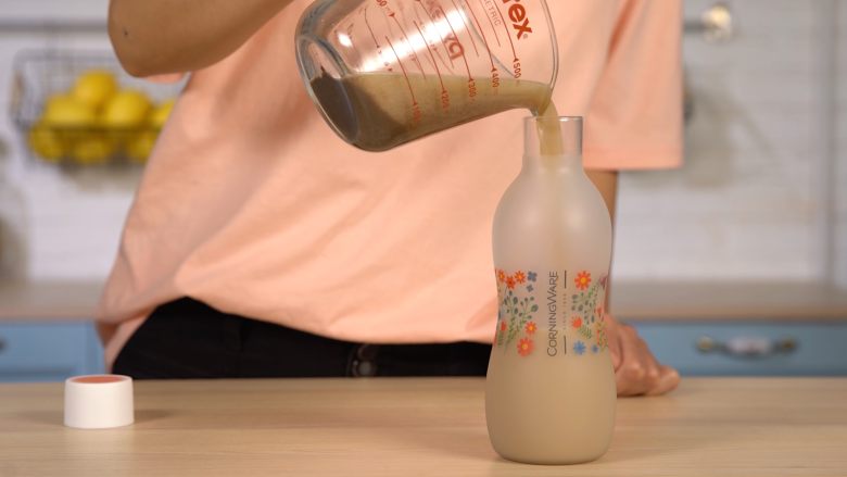 英伦奶茶:伦敦雾,将烧好的伯爵茶过滤,放入<a style='color:red;display:inline-block;' href='/shicai/ 10083'>焦糖</a>之后倒入牛奶