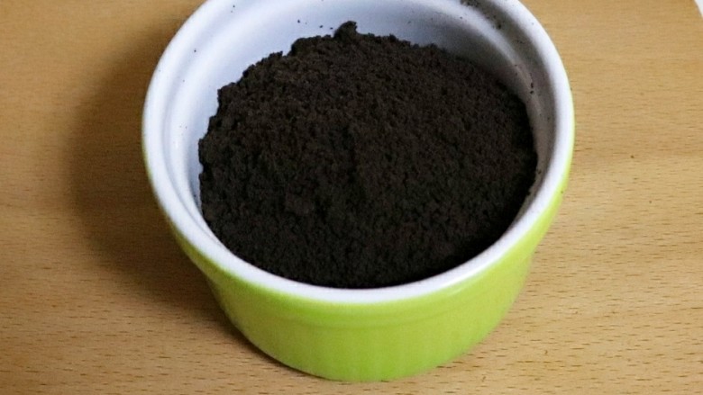 桑葚冻芝士慕斯,把黄油液和饼干碎充分拌匀,颜色深浅一致即为拌匀。