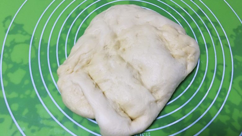 椰蓉面包条,拿出排气,盖上保鲜膜静置20分钟。