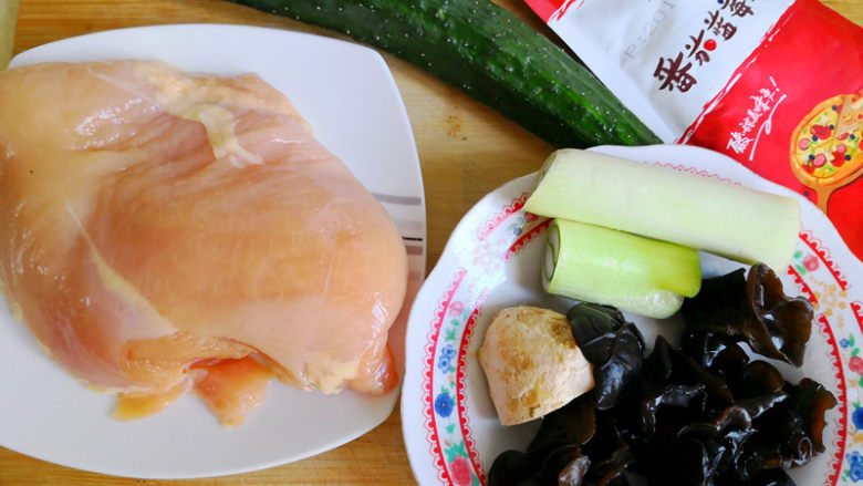 酸甜鸡丁,将所需要的主要食材准备好,