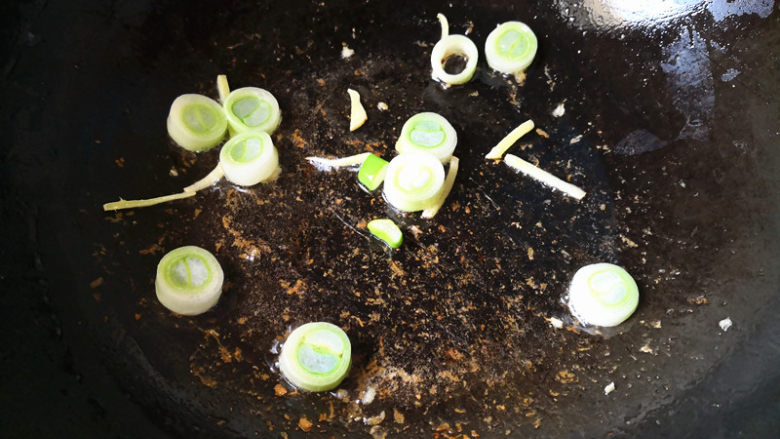 酸甜鸡丁,另起锅,油热后放入葱,姜爆香,再倒入黄瓜和木耳炒熟,