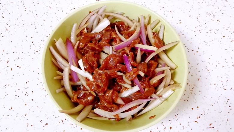 烧饼夹烤肉,<a style='color:red;display:inline-block;' href='/shicai/ 29'>洋葱</a>洗干净切成丝,加入到搅拌好的牛肉里面,再次搅拌均匀,静置20分钟以上。