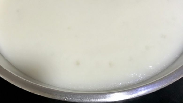 超级弹Q糯米糍,10分钟后,皮料蒸好,用筷子轻轻插几下,没有粘在筷子上面就是熟了