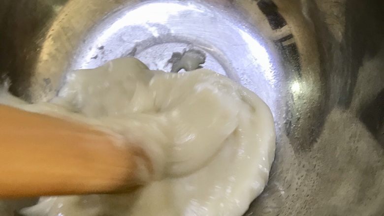 超级弹Q糯米糍,不断捣,直至面粉光滑。。。这一步很重要,让皮弹Q起来,全靠这步