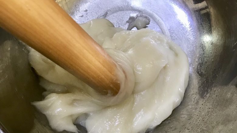 超级弹Q糯米糍,趁热把熟粉用擀面杖捣鼓(敲打)