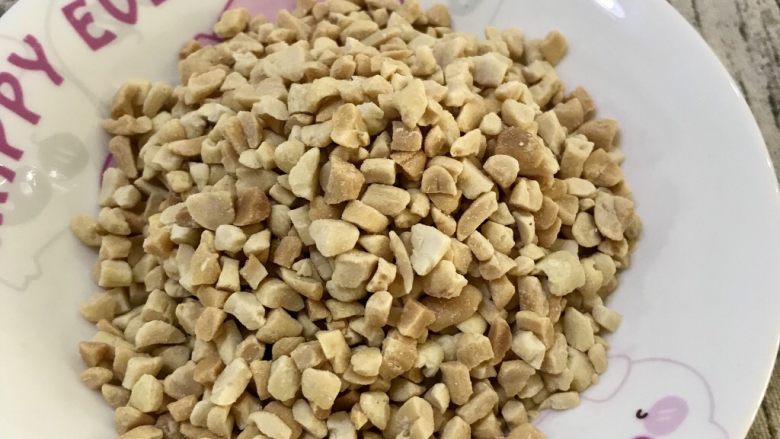 超级弹Q糯米糍,用蒸糯米粉的时间,把馅料混好~~这是<a style='color:red;display:inline-block;' href='/shicai/ 664'>花生</a>粒,烤熟搞碎