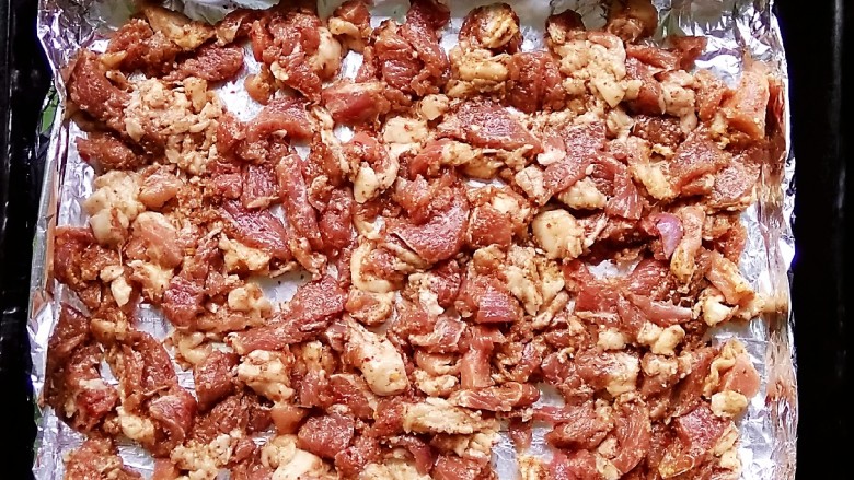 烤羊肉,烤盘铺锡纸,把锡纸四个边折起来,(防止羊肉汤溢出)放入腌制好的羊肉