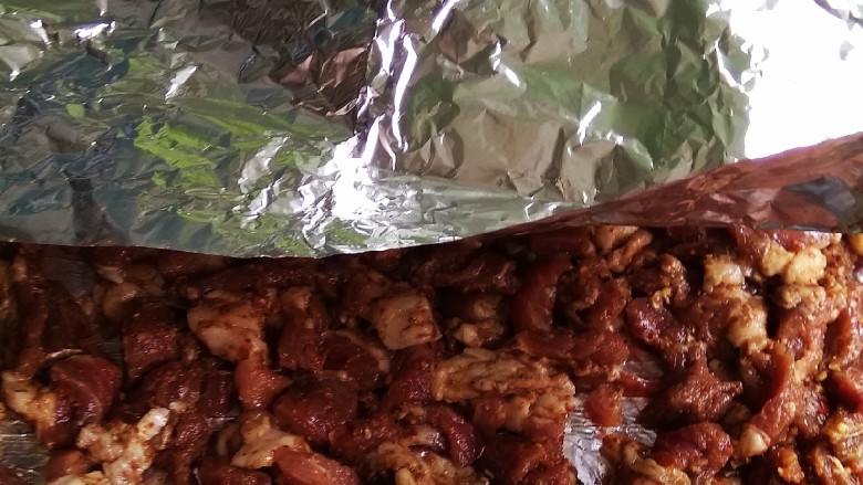 烤羊肉,羊肉上面覆盖锡纸,烤箱200度,烤20分钟