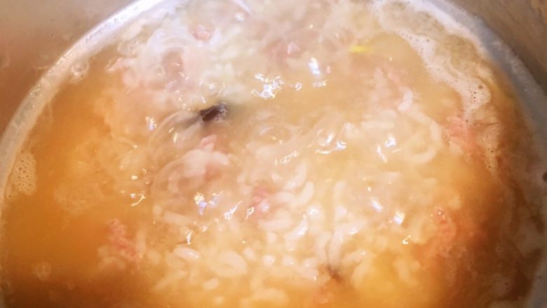 香菇皮蛋瘦肉粥,加入少许<a style='color:red;display:inline-block;' href='/shicai/ 692'>酱油</a>，盐和鸡精，放入腌制好的瘦肉、切好的<a style='color:red;display:inline-block;' href='/shicai/ 14'>皮蛋</a>，粥煮好后放入芹菜珠、红葱头油、胡椒粉即可。