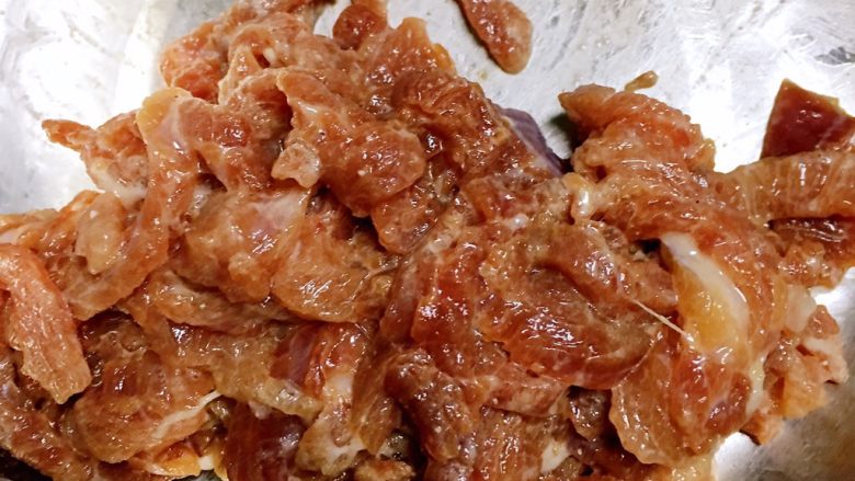香菇皮蛋瘦肉粥,瘦肉加盐、鸡精、胡椒粉腌制一会，用地瓜粉加少量水成地瓜粉糊加入抓勺。