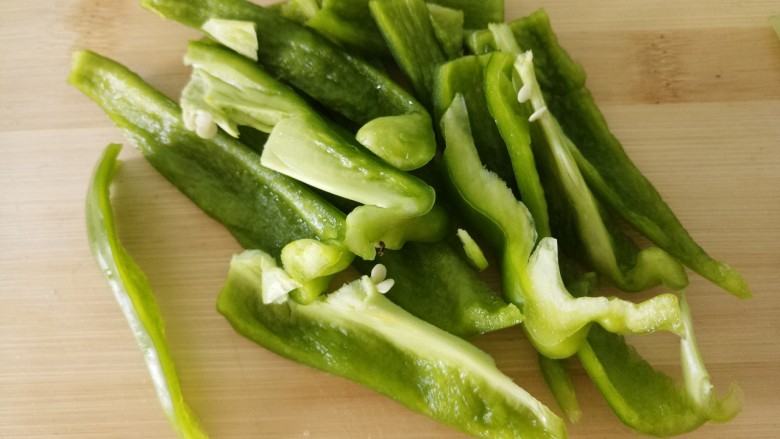 家常炒芹菜,把一个<a style='color:red;display:inline-block;' href='/shicai/ 10089'>青辣椒</a>,切成条状