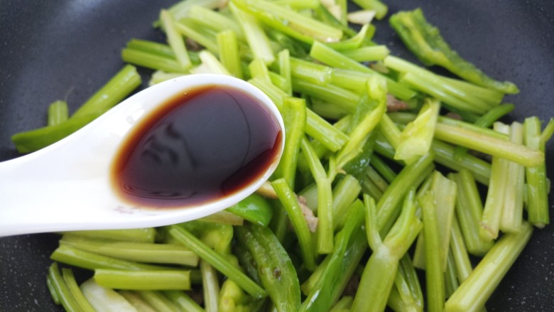 家常炒芹菜,继续翻炒,加一勺<a style='color:red;display:inline-block;' href='/shicai/ 788'>生抽</a>