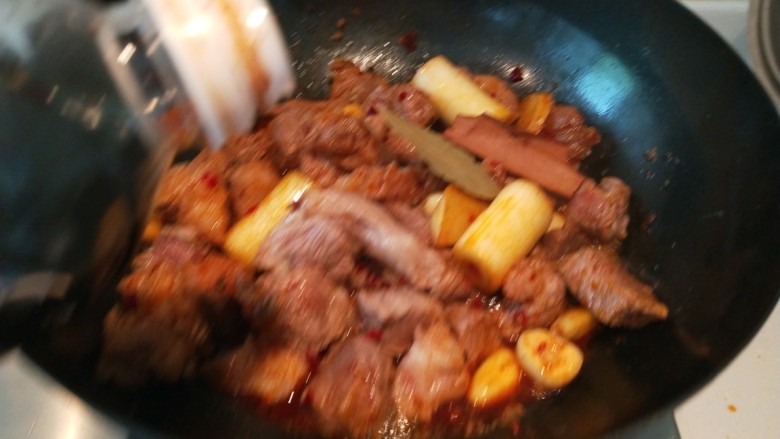 炖羊肉,倒入15克<a style='color:red;display:inline-block;' href='/shicai/ 788'>生抽</a>加入干橘子皮,加一壶开水。