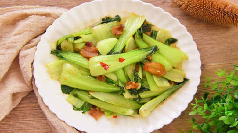 最消魂的上海青做法,撒入盐、蒸鱼豉油、干辣椒、花椒油,翻炒至菜帮断生即可