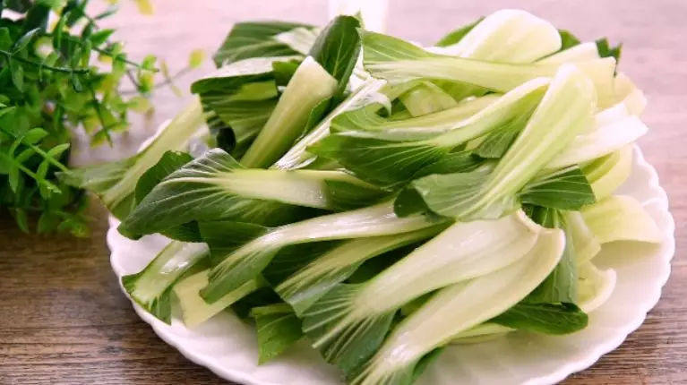 最消魂的上海青做法,上海青切去菜叶和菜根,菜叶另用