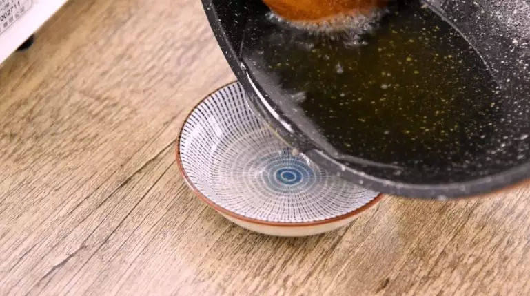 最消魂的上海青做法,煸炒出肥油后,控出多余油份