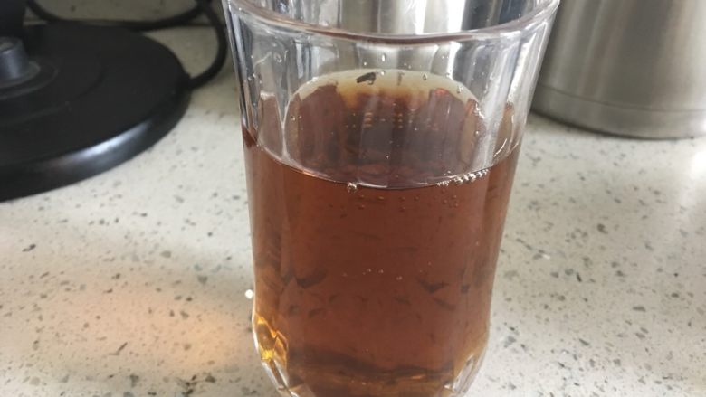 柠檬红茶奶盖,倒入杯中,加入糖(根据自己的口味,也可以不加糖)