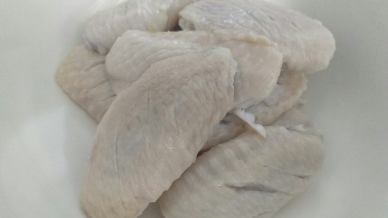 可比克薯片烤翅,装盘备用