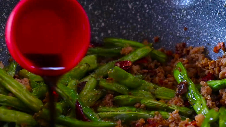 干煸四季豆,加入白糖少许 生抽 料酒  蚝油翻炒均匀。不用再放盐啦，因为豆瓣酱还是比较偏咸的，加上生抽和蚝油，盐份就已经足够啦