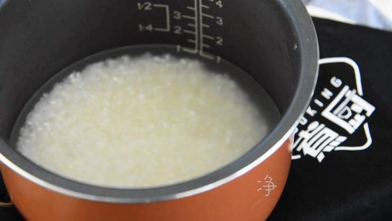 一颗番茄饭-听说你是过气网红?但是好吃就行了。,大米淘净。