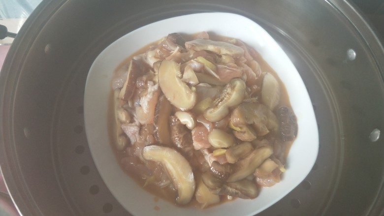 香菇蒸滑鸡,蒸锅内放清水,烧开,放入鸡肉,大火蒸15分钟。