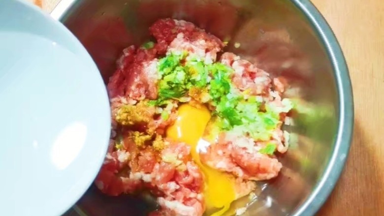 番茄汆肉圆,打入一只<a style='color:red;display:inline-block;' href='/shicai/ 9'>鸡蛋</a>,放入适量清水