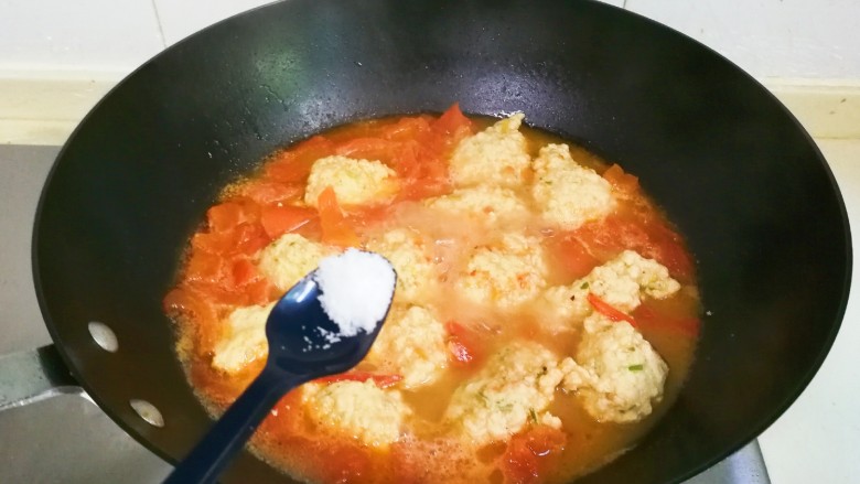 番茄汆肉圆,放少许盐,一小勺糖继续烧一分钟