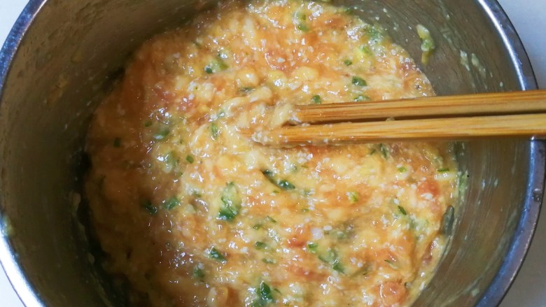 番茄汆肉圆,放两勺<a style='color:red;display:inline-block;' href='/shicai/ 512'>玉米淀粉</a>顺时针搅拌至有粘性,放入冰箱冷藏半小时以上