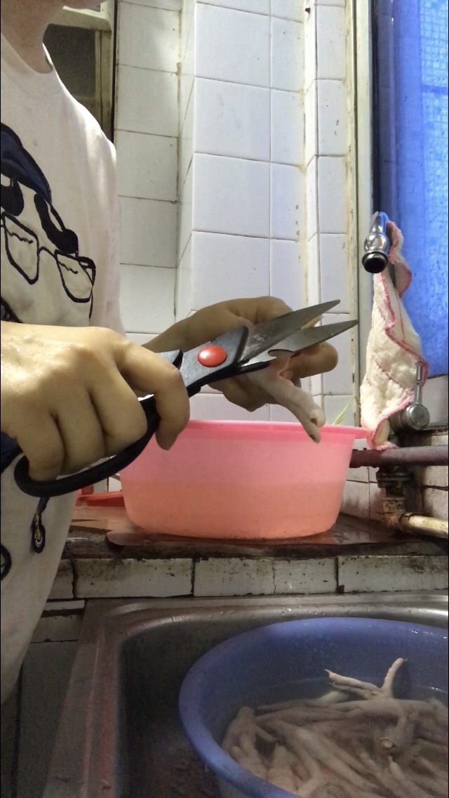 凉拌鸡爪
,帮它修剪指甲