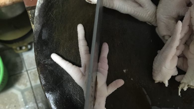凉拌鸡爪
,把其对半切开