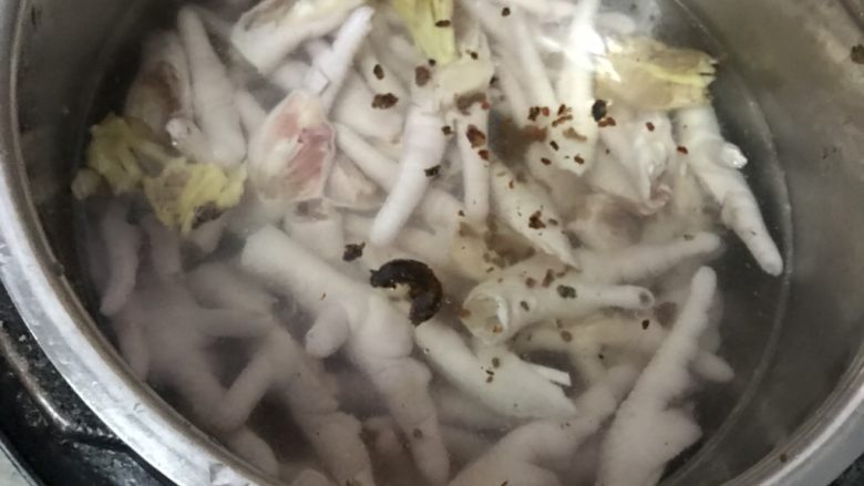 凉拌鸡爪
,丢进去啦……啦 一会儿就可以看到神奇之处啦！