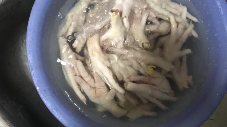 凉拌鸡爪
,买回的鸡爪解冻泡血水