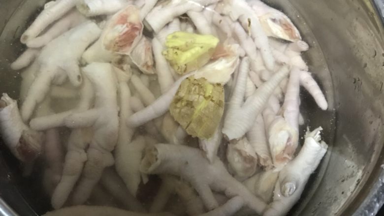 凉拌鸡爪
,加上小块姜！去腥味嘛……做饭的都懂😁