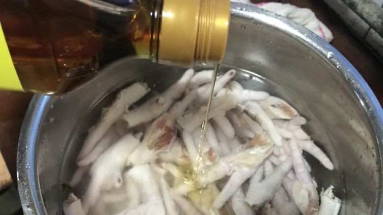 凉拌鸡爪
,放锅里加莫过鸡爪的水加少许料酒盐