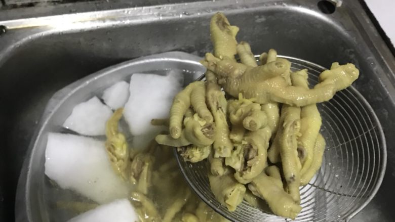 凉拌鸡爪
,煮至八分钟左右捞起放马上放入冰水中！  是不是很黄很漂亮勒！👍
