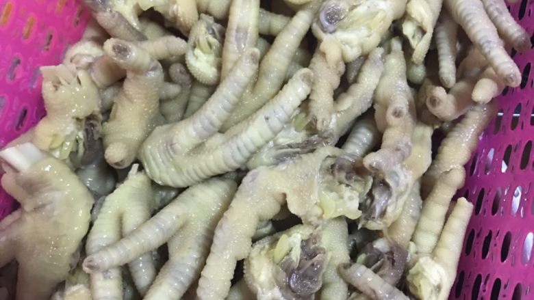 凉拌鸡爪
,捞起沥干水分！