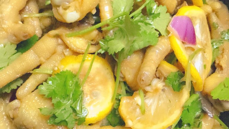 凉拌鸡爪
,全部丢进去搅拌均匀！放冰箱冷藏最少两小时以上……！