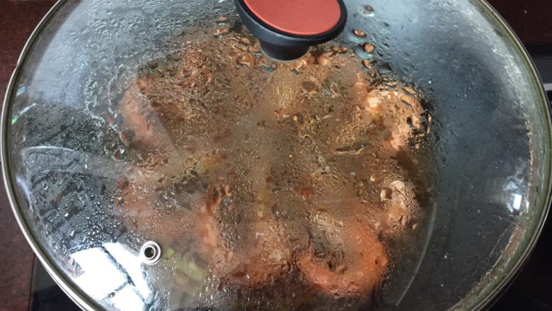 油焖大虾,盖上锅盖,沸腾后转中小火焖煮5分钟