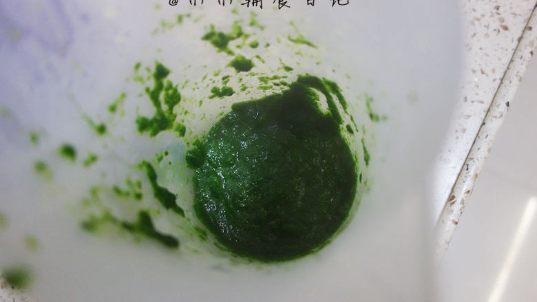 低糖少油菠菜戚风蛋糕,2、 菠菜90g放入料理杯内加30g水打成菠菜泥,取120g菠菜泥备用