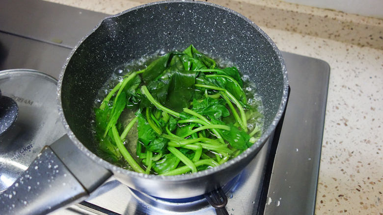 低糖少油菠菜戚风蛋糕,1、 菠菜焯水取90g,只要沥干水分就可以 不要去使劲压菠菜去水